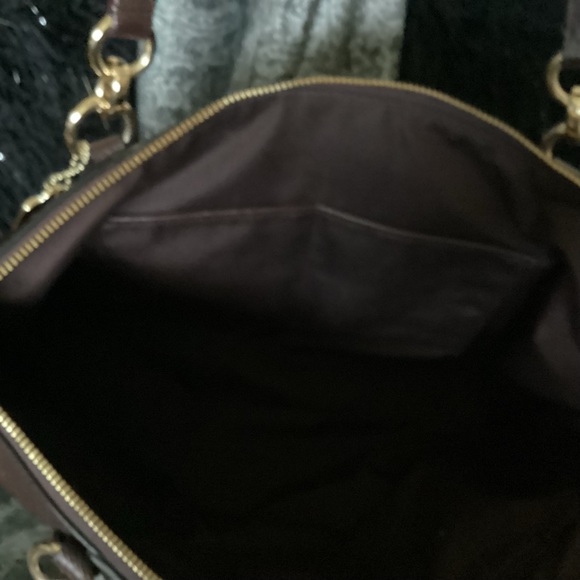 Coach oxblood metallic shoulder bag with gold hardware - Picture 3 of 6